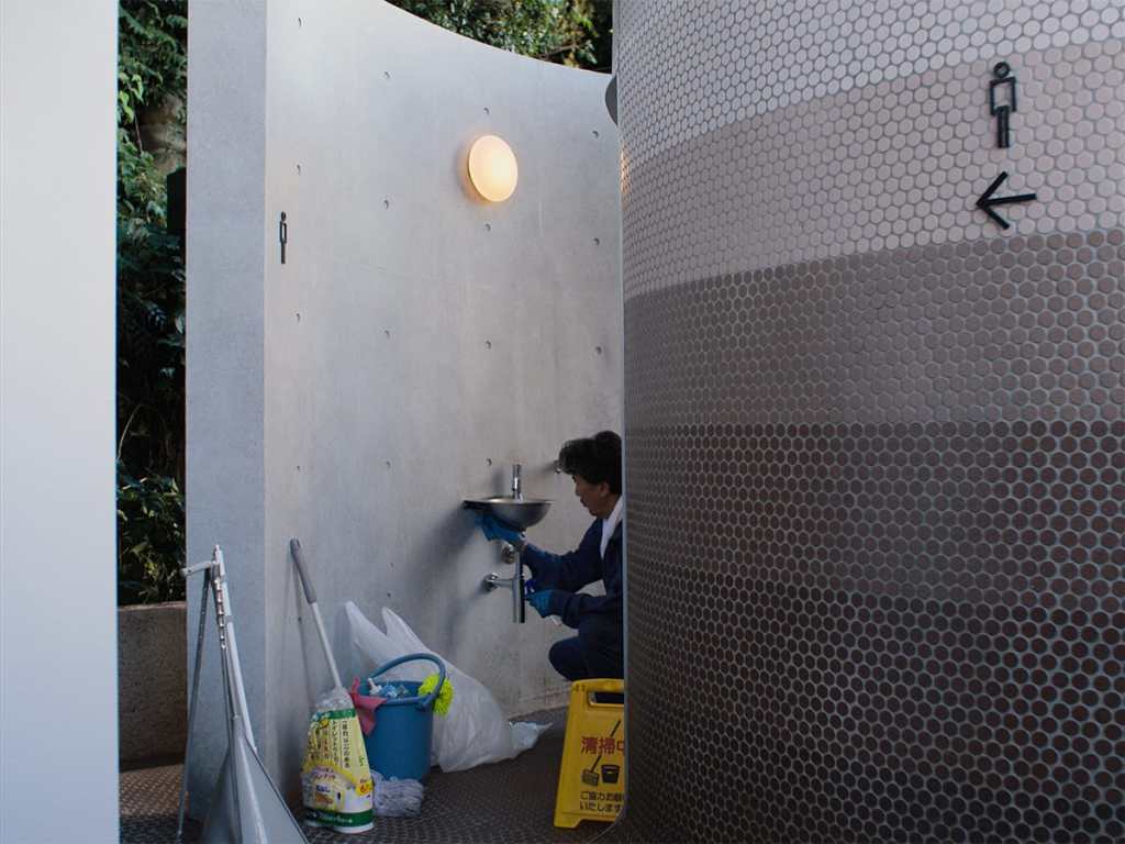 A cleaning the tiolet